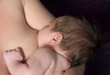 bébé tétant le sein de sa maman