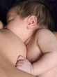 bébé tétant le sein de sa maman