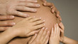 mains sur le ventre d'une femme enceinte