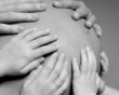 mains sur le ventre d'une femme enceinte mains sur le ventre d'une femme enceinte