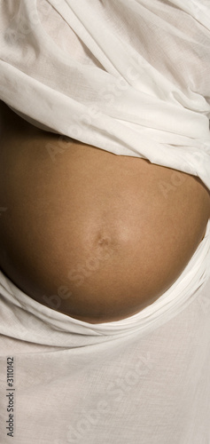 Foto: femme enceinte avec un drapé blanc femme enceinte avec un drapé blanc