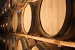 Eichenfässern reifen roten Wein und Schnaps