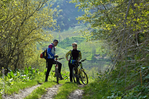 Foto: man and woman on bike man and woman on bike
