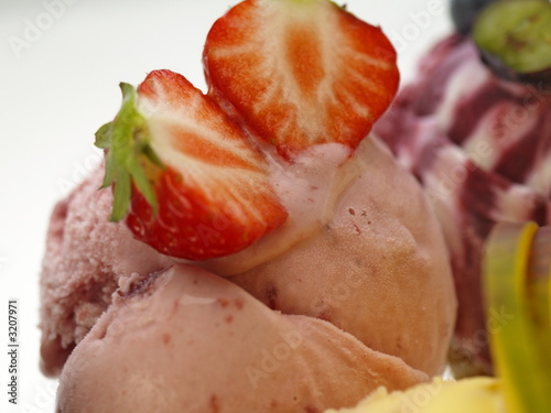 eiscreme mit früchten