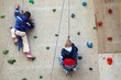 kinder an der kletterwand