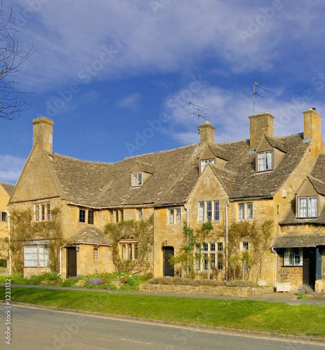 Photo: houses high street broadway cotswolds worcestershi houses high street broadway cotswolds worcestershi