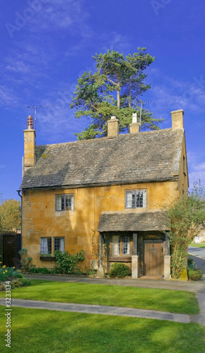Photo: houses high street broadway cotswolds worcestershi houses high street broadway cotswolds worcestershi