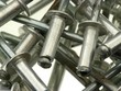 rivets pop en aluminium et leur reflet dans un mir