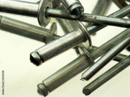 rivets pop en aluminium et leur reflet dans un mir