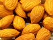 amandes et leur reflet dans un miroir