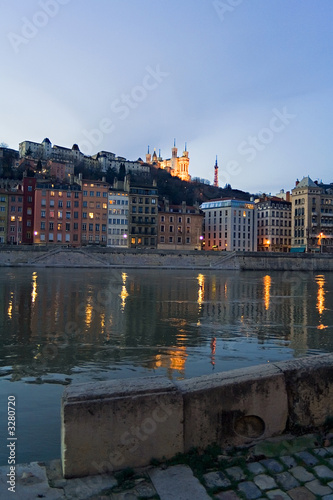 colline de fourvière a lyon de nuit saone reflets
