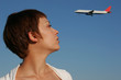 portrait de femme avec un avion