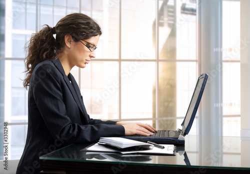 Foto: female office worker female office worker