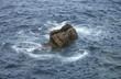 rocher encerclé par la mer