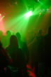 tanzende menschen im grün/rotem laserlicht
