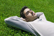 jeune homme sieste herbe sérénité relaxation