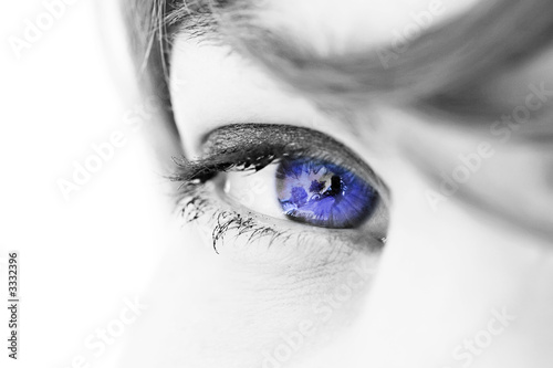 oeil regard femme bleu foncé technologie futur