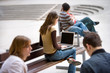 student mit pc in campus