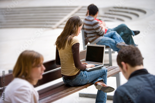 student mit pc in campus