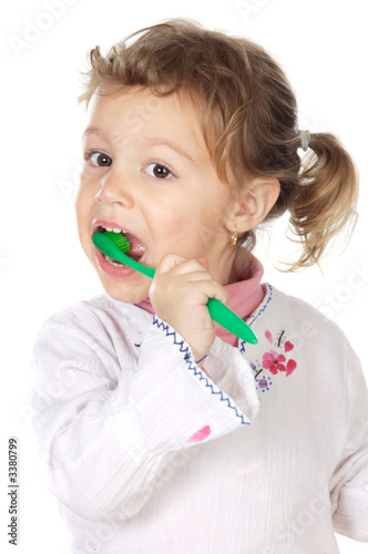 girl cleaning the teeth