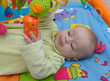 bébé joue sur tapis d eveil