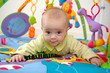 bébé joue sur son tapis d eveil push up