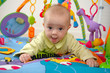 bébé joue sur son tapis d eveil push up