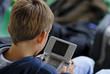 enfant et console de jeux