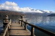 lac et montagnes enneigées