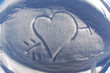 un coeur sur la neige