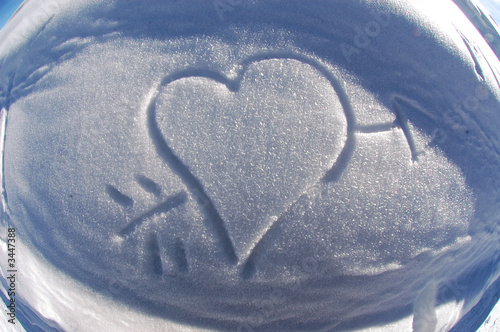 un coeur sur la neige
