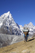 sherpa beim tragen in nepal