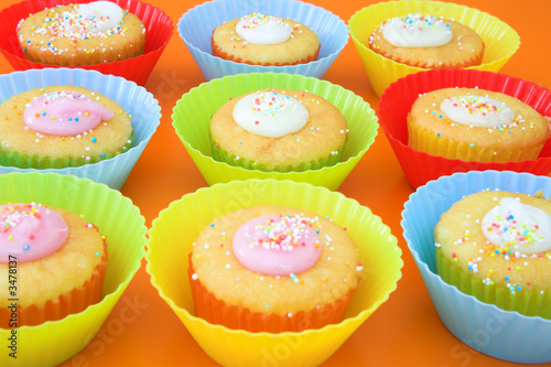 Photo: small party cakes with icing sugar small party cakes with icing sugar