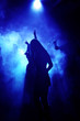 tanzende frauen im blauen lichterschein