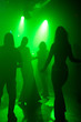 silhouetten von tanzenden menschen