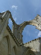 Arcades d'une abbaye en ruine sur ciel bleu Arcades d'une abbaye en ruine sur ciel bleu