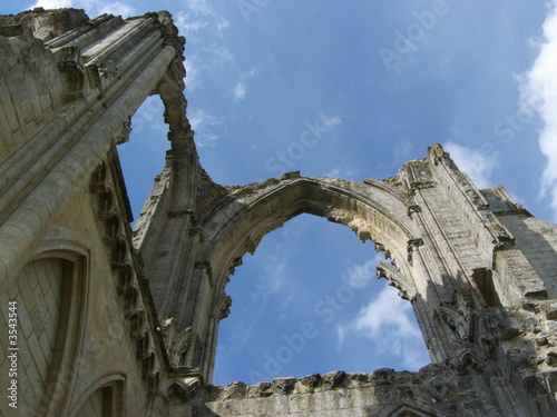 Arcades d'une abbaye en ruine sur ciel bleu Arcades d'une abbaye en ruine sur ciel bleu