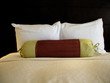 Foto: Simple modern bed with accent pillow Simple modern bed with accent pillow