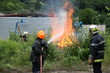 Jeunes pompiers en exercice de feu réel
