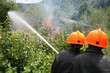 Jeunes pompiers en exercice de feu réel