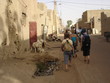 touristes arpentant les rues de Mopti (Mali)