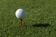 Details der Fotografie Nahaufnahme von Golfball auf Tee