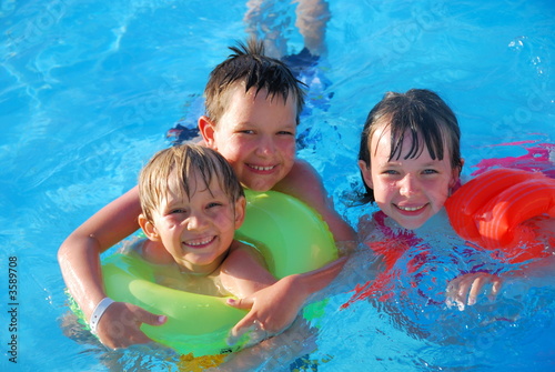 Foto: children in pool children in pool