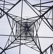 Gitter-Strommast von unten