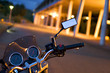 Photo: guidon de moto la nuit sur fond de ville parking guidon de moto la nuit sur fond de ville parking