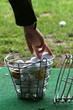 seau rempli de balles de golf seau rempli de balles de golf