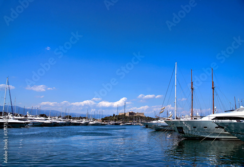 Des Voiliers dans le port d'Antibes.