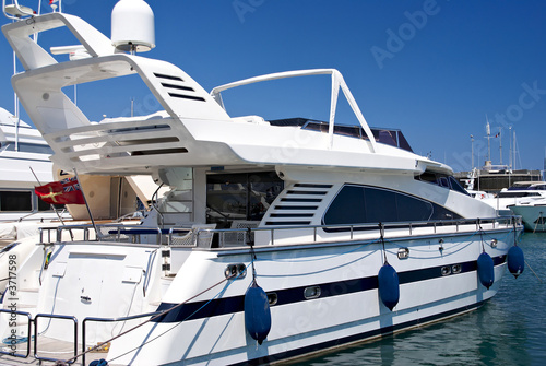 Un yacht dans le port d'Antibes