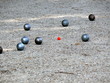 Pétanque, boules avec cochonnet rouge fluo.