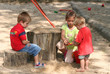 kinder auf dem spielplatz